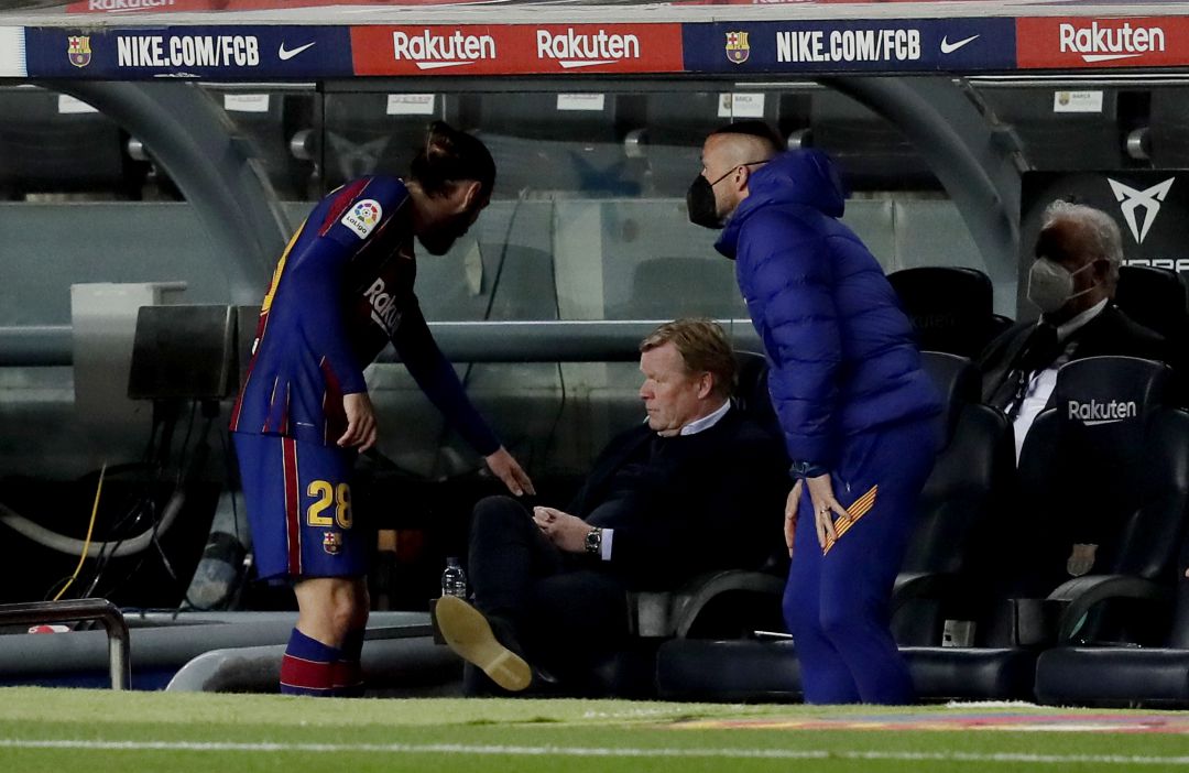 Koeman no le dio la mano a Mingueza tras su cambio Koeman no le dio la mano a Mingueza tras su cambio
