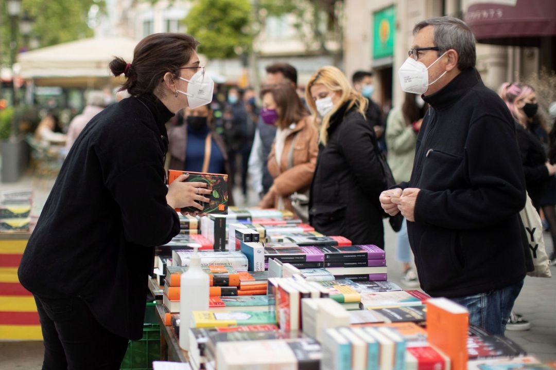 Una conocida librería del centro de Barcelona, ha colocado su puesto de venta de libros en la calle para anticipar y evitar las habituales aglomeraciones en su establecimiento mañana Diada de Sant Jordi, día del libro y de la rosa. Una conocida librería del centro de Barcelona, ha colocado su puesto de venta de libros en la calle para anticipar y evitar las habituales aglomeraciones en su establecimiento mañana Diada de Sant Jordi, día del libro y de la rosa.