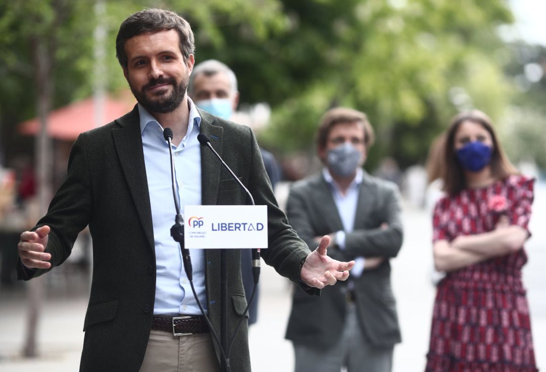 El presidente del PP, Pablo Casado, interviene ante los medios en un acto durante una visita a las casetas de la Cuesta de Moyano con motivo del Día del Libro, este viernes.
El presidente del PP, Pablo Casado, interviene ante los medios en un acto durante una visita a las casetas de la Cuesta de Moyano con motivo del Día del Libro, este viernes.