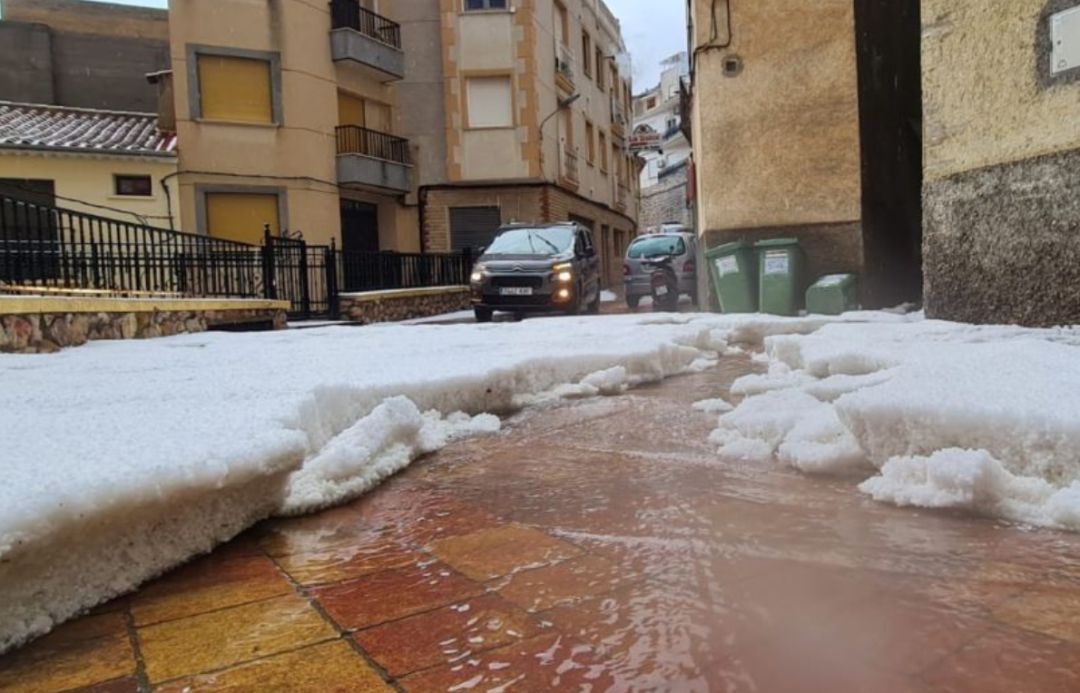 Calle de la localidad de Ayna tras la tormenta de granizo Calle de la localidad de Ayna tras la tormenta de granizo