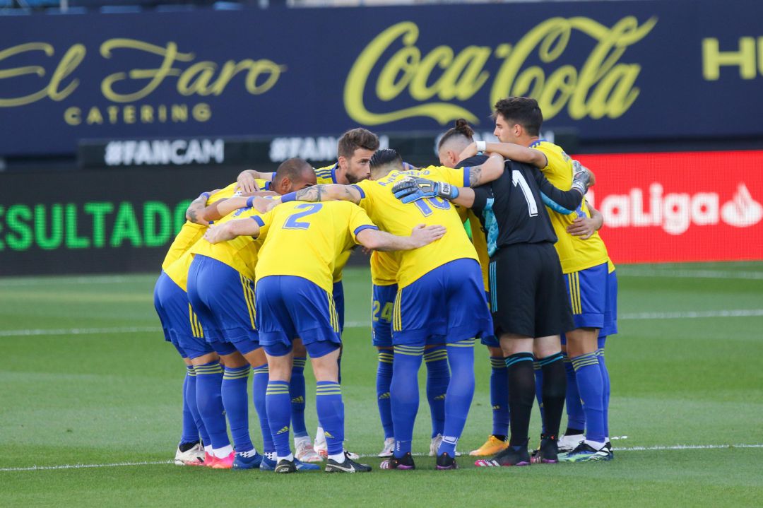 Los jugadores del Cádiz hacen piña antes de un partido en Carranza. Los jugadores del Cádiz hacen piña antes de un partido en Carranza.