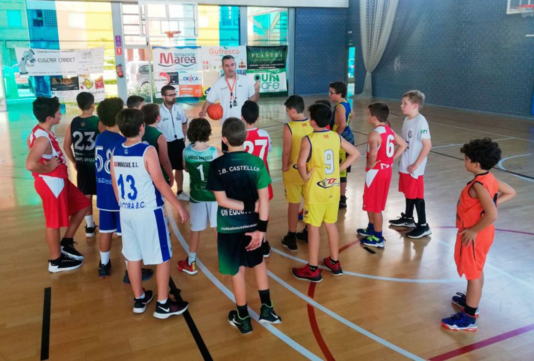 Técnicos de la Federación con jugadores alevines. Técnicos de la Federación con jugadores alevines.