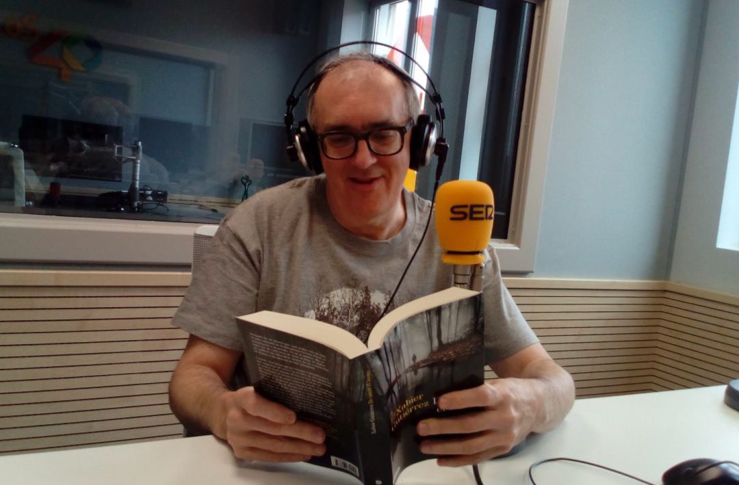 Xabier Gutiérrez con una de sus novelas Xabier Gutiérrez con una de sus novelas