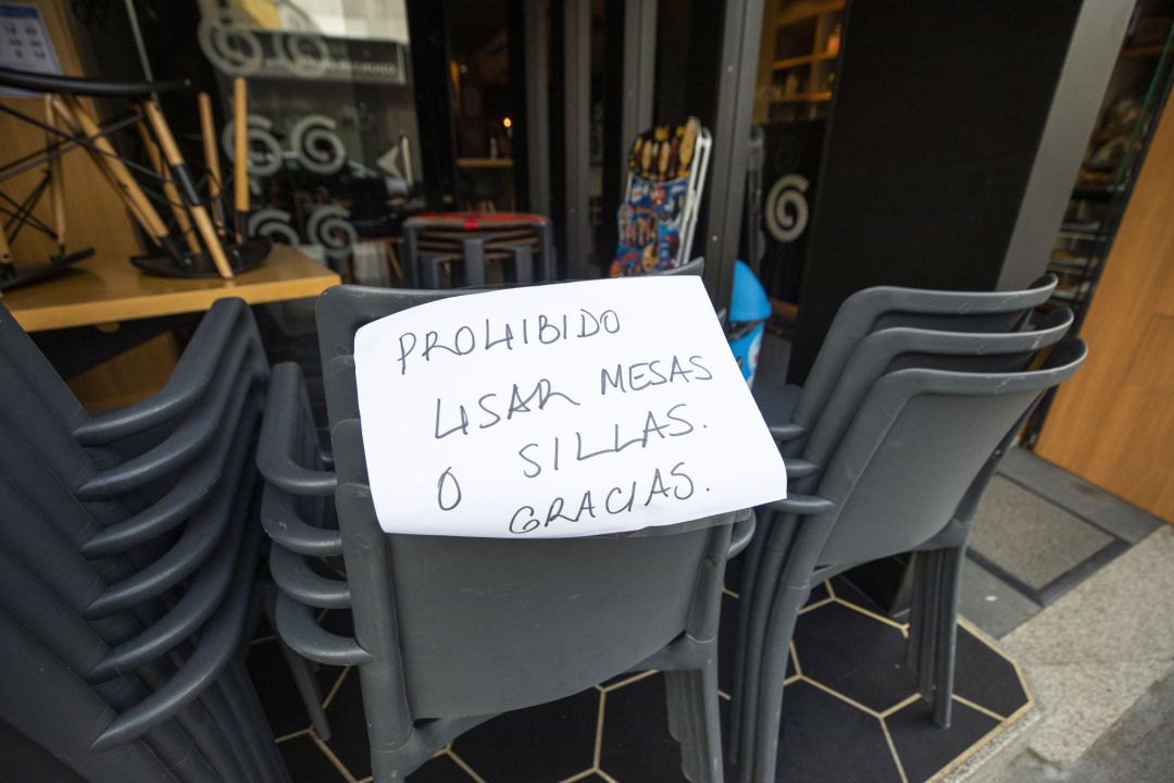 Sillas y mesas apiladas, en la terraza de un bar de O Grove, el día en que entra en vigor el cierre perimetral del municipio, a 8 de abril de 2021, en O Grove, Pontevedra, Galicia, (España). Sillas y mesas apiladas, en la terraza de un bar de O Grove, el día en que entra en vigor el cierre perimetral del municipio, a 8 de abril de 2021, en O Grove, Pontevedra, Galicia, (España).