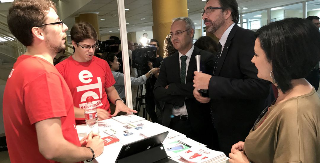 El rector de la Universidad de Jaén, Juan Gómez, durante una edición presencial de la Feria del Empleo. El rector de la Universidad de Jaén, Juan Gómez, durante una edición presencial de la Feria del Empleo.