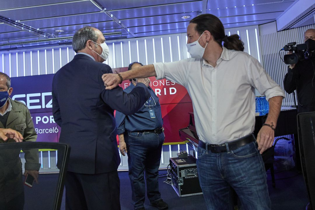 El candidato del PSOE, Ángel Gabilondo (i); y el candidato de Unidas Podemos a la Presidencia de la Comunidad de Madrid, Pablo Iglesias; se saludan con el brazo minutos antes de que de comenzara el debate organizado por la SER. El candidato del PSOE, Ángel Gabilondo (i); y el candidato de Unidas Podemos a la Presidencia de la Comunidad de Madrid, Pablo Iglesias; se saludan con el brazo minutos antes de que de comenzara el debate organizado por la SER.