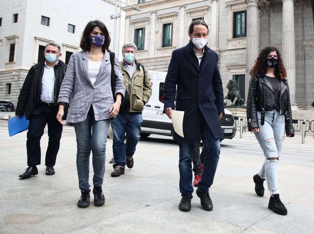 El candidato de Unidas Podemos a la Presidencia de la Comunidad de Madrid y secretario general de Podemos, Pablo Iglesias (centro), acompañado de la 'número 2' del partido para las elecciones a la Asamblea de Madrid, Isa Serra (2i); de la diputada del partido Sofía Castañón (1d); del 'número 9' del partido para las elecciones madrileñas, Sergine Mbaye (detrás); del secretario de Estado de Agenda 2030, Enrique Santiago (1i, detrás), y del diputado de Unidas Podemos Juan López de Uralde. El candidato de Unidas Podemos a la Presidencia de la Comunidad de Madrid y secretario general de Podemos, Pablo Iglesias (centro), acompañado de la 'número 2' del partido para las elecciones a la Asamblea de Madrid, Isa Serra (2i); de la diputada del partido Sofía Castañón (1d); del 'número 9' del partido para las elecciones madrileñas, Sergine Mbaye (detrás); del secretario de Estado de Agenda 2030, Enrique Santiago (1i, detrás), y del diputado de Unidas Podemos Juan López de Uralde.