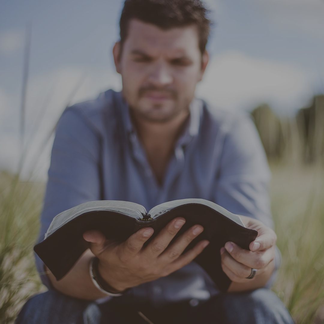 Hombre leyendo Hombre leyendo