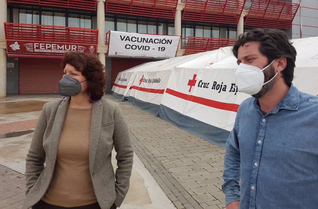 María Marín, portavoz regional de Podemos, en la puerta de Nueva Condomina María Marín, portavoz regional de Podemos, en la puerta de Nueva Condomina