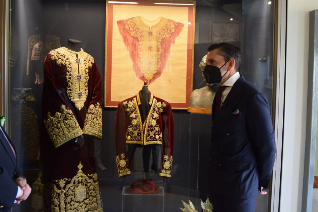 El rejoneador Diego Ventura junto a la 'Túnica de Juanita Reina' y el traje corto que ha donado para el Museo de La Macarena El rejoneador Diego Ventura junto a la 'Túnica de Juanita Reina' y el traje corto que ha donado para el Museo de La Macarena