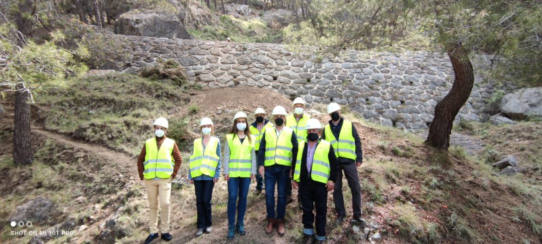 La delegada de Desarrollo Sostenible, María José Lara y el alcalde de Cazorla, Antonio José Rodríguez, visitan las obras de los diques La delegada de Desarrollo Sostenible, María José Lara y el alcalde de Cazorla, Antonio José Rodríguez, visitan las obras de los diques