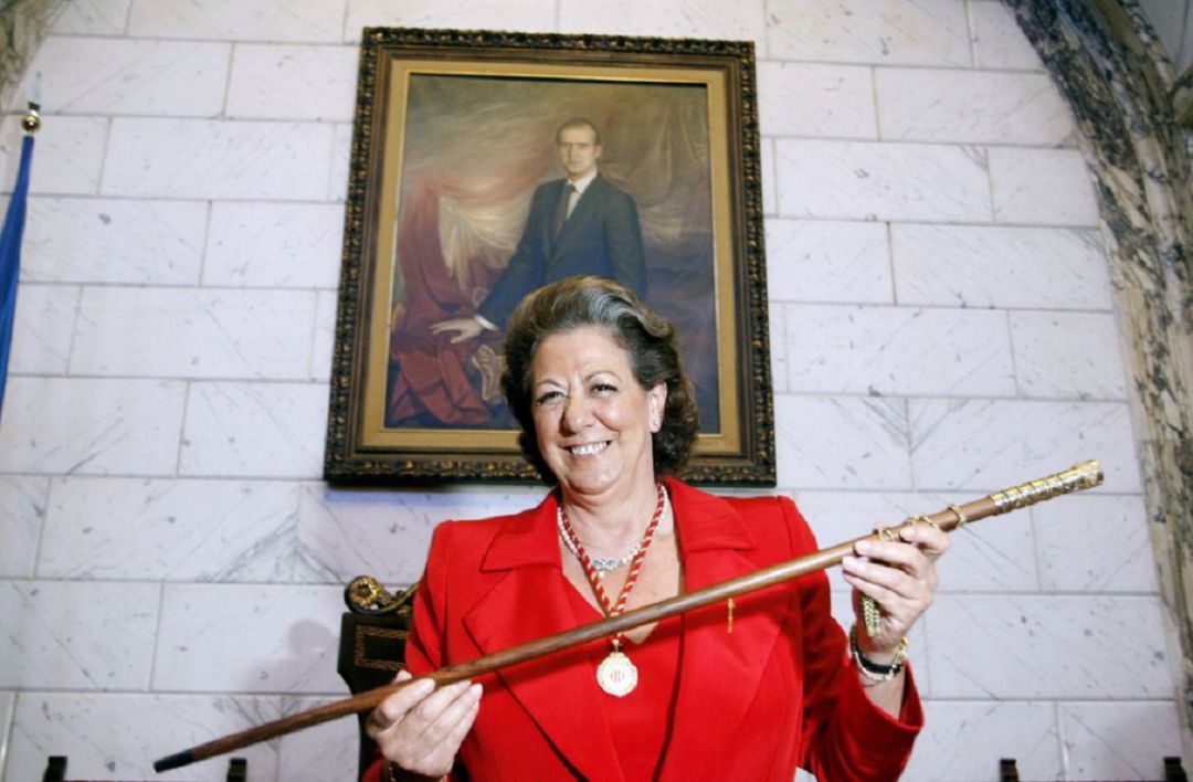 Rita Barberá sostiene la vara de mando del Ayuntamiento de València en su toma de posesión en 2007 Rita Barberá sostiene la vara de mando del Ayuntamiento de València en su toma de posesión en 2007
