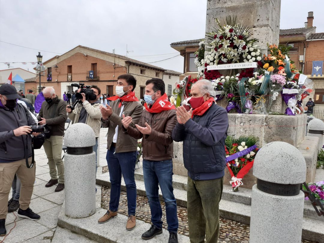 PSOE hace su tradicional ofrenda de flores en el monolito de los Comuneros PSOE hace su tradicional ofrenda de flores en el monolito de los Comuneros