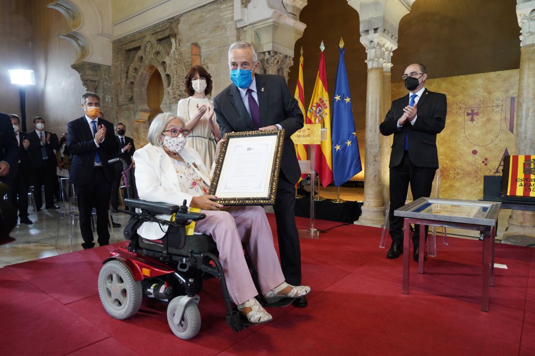 Emilia Nájera recibe la distinción de las Cortes Emilia Nájera recibe la distinción de las Cortes