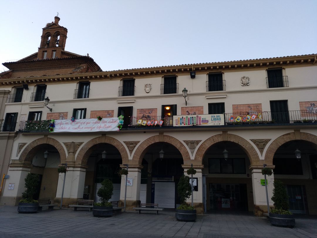 Plaza de los Fueros decorada por el Día del Lirbo Plaza de los Fueros decorada por el Día del Lirbo