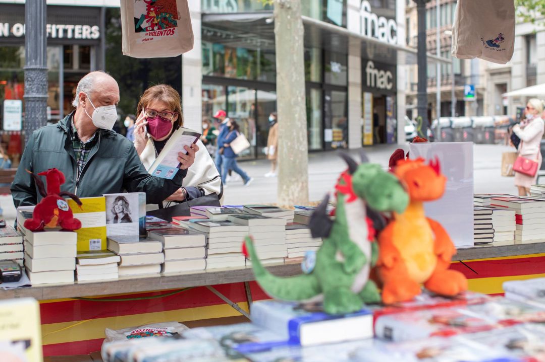 Unos clientes buscan libros en una conocida librería del centro de Barcelona Unos clientes buscan libros en una conocida librería del centro de Barcelona