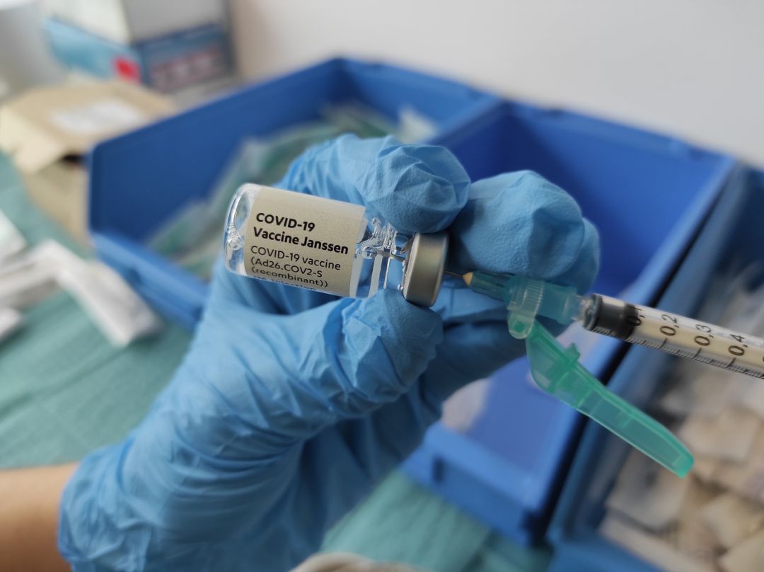 Una profesional sanitaria sostiene un vial con la vacuna de Janssen contra el Covid-19, a 22 de abril de 2021, en Pamplona, Navarra (España). Una profesional sanitaria sostiene un vial con la vacuna de Janssen contra el Covid-19, a 22 de abril de 2021, en Pamplona, Navarra (España).