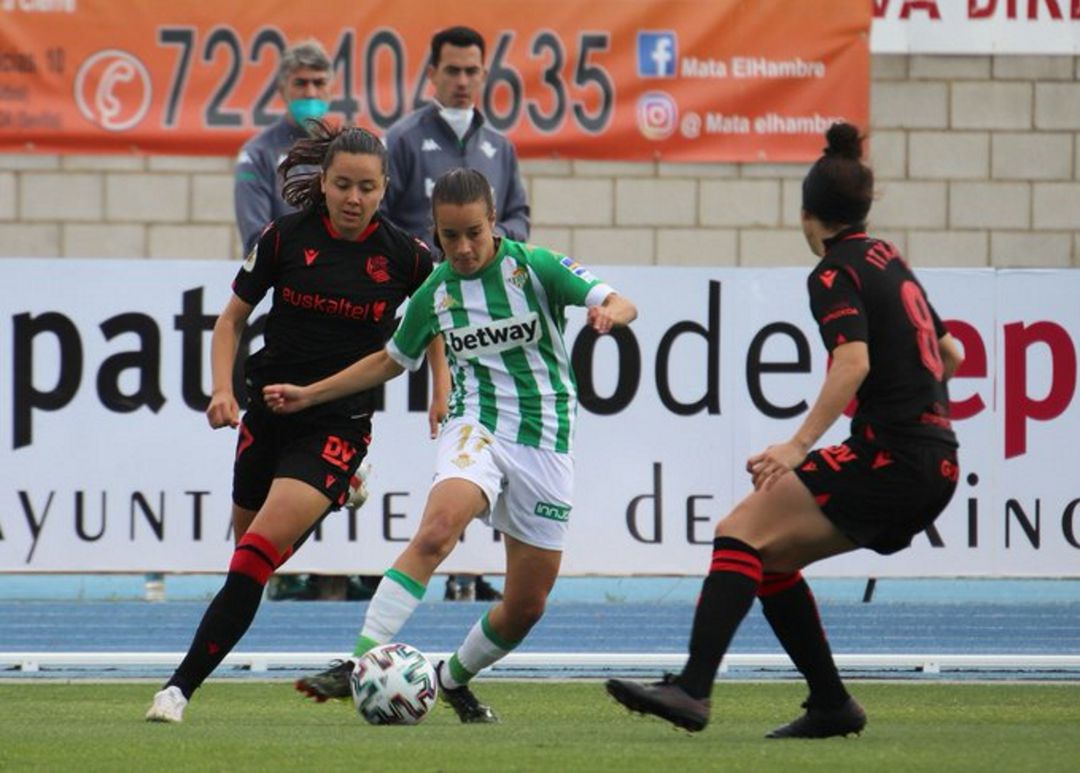 Itxaso y Amaiur Sarriegi, autor de dos goles, presionan a una jugadora del Betis Itxaso y Amaiur Sarriegi, autor de dos goles, presionan a una jugadora del Betis