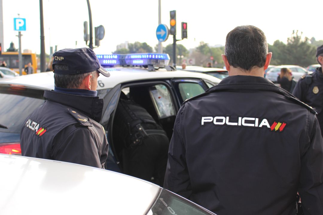 Momento en el que los agentes detienen al hombre acusado de romper el cristal de un autobús en València. Momento en el que los agentes detienen al hombre acusado de romper el cristal de un autobús en València.