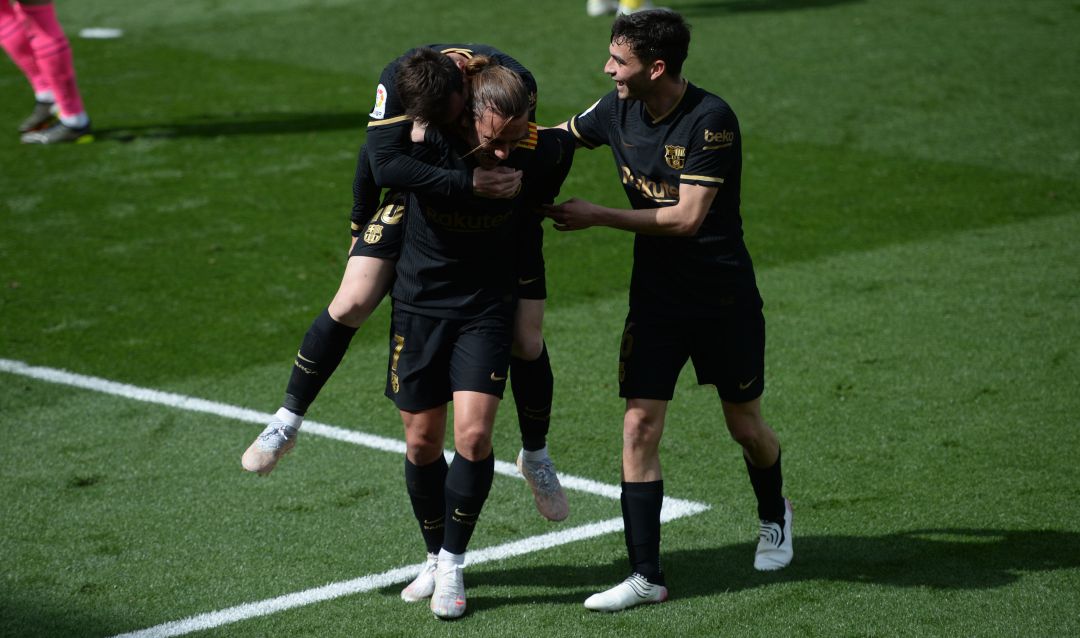Messi y Pedri arropan a Griezmann tras marcar en Villarreal Messi y Pedri arropan a Griezmann tras marcar en Villarreal