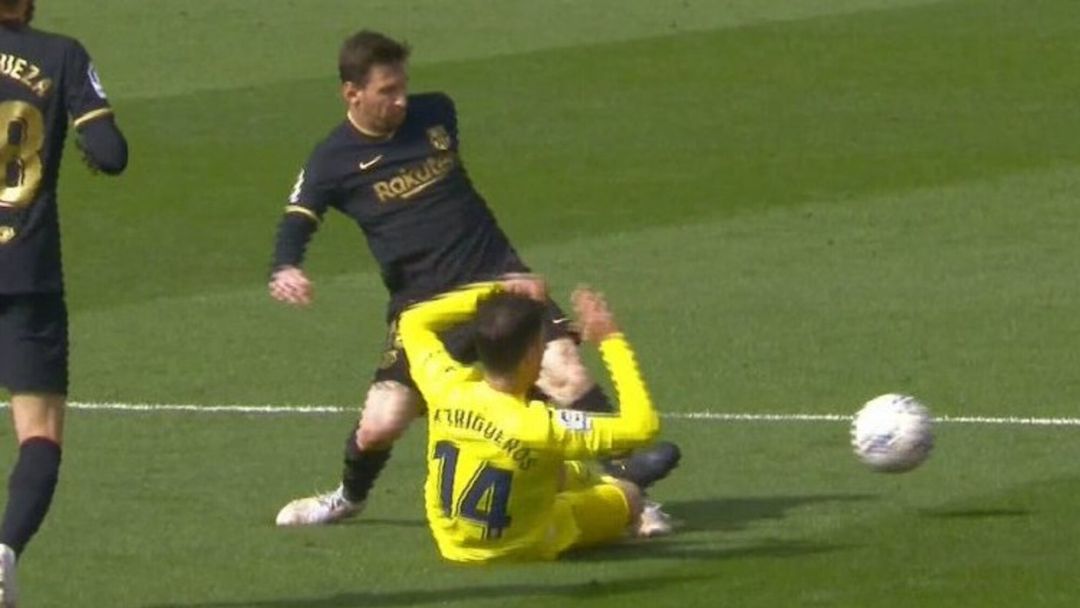 Entrada de Manu Trigueros sobre Leo Messi Entrada de Manu Trigueros sobre Leo Messi