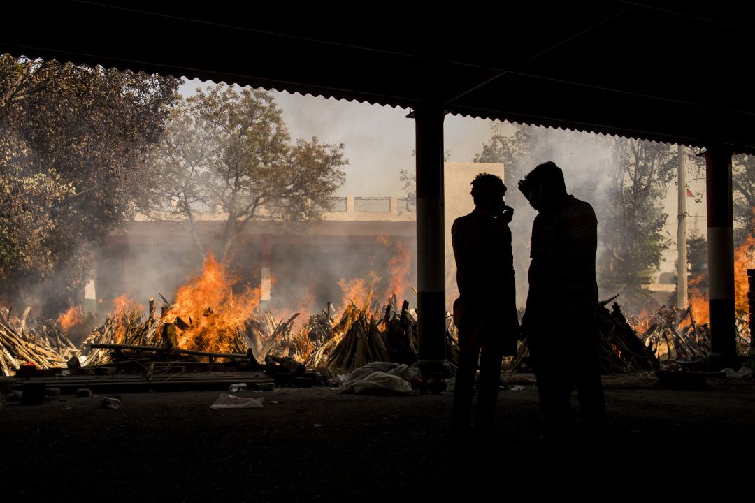 Los crematorios de India se llenan de piras funerarias de fallecidos por COVID-19 tras el estallido en el país de casos de coronavirus Los crematorios de India se llenan de piras funerarias de fallecidos por COVID-19 tras el estallido en el país de casos de coronavirus