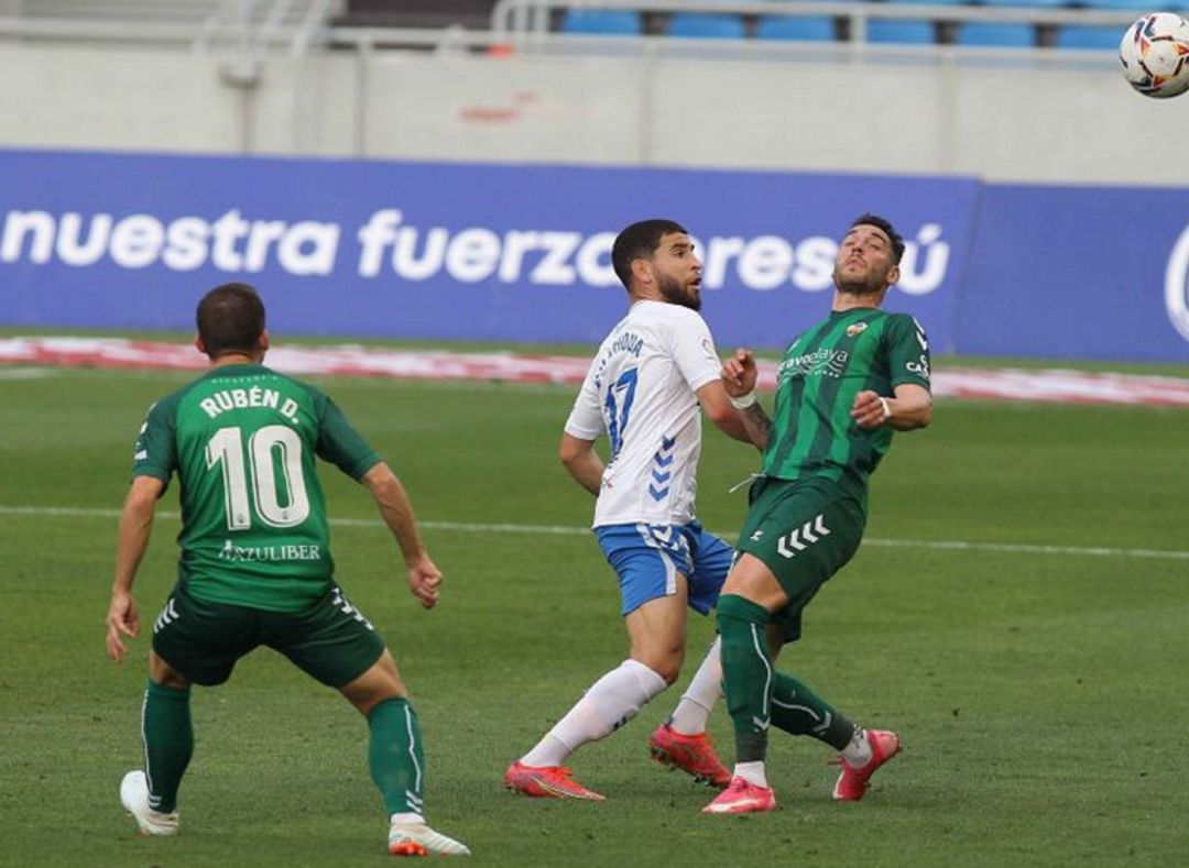 Shashoua trata de controlar el balón. Shashoua trata de controlar el balón.