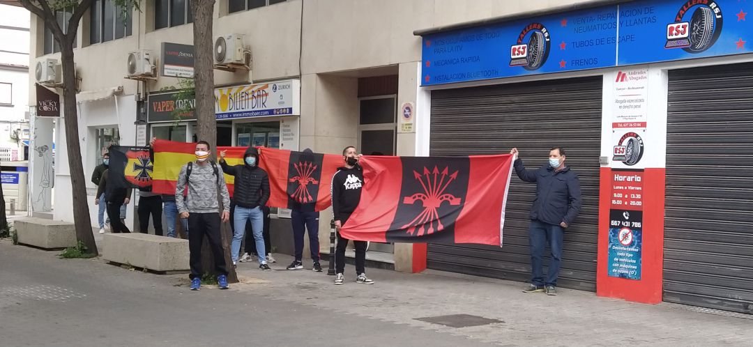 Esperando la llegada de Gabriel Rufián. Esperando la llegada de Gabriel Rufián.