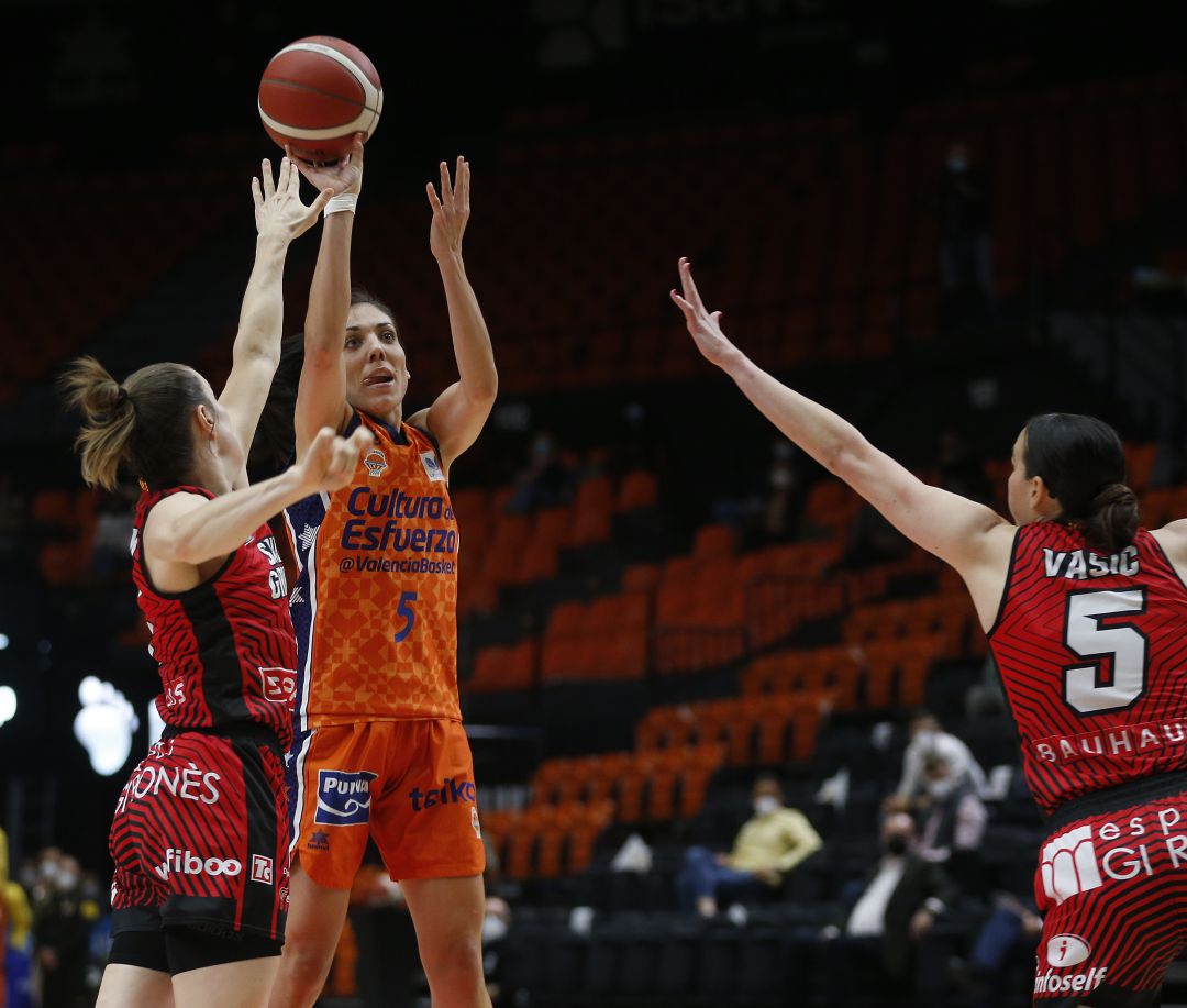 Ouviña tirant a cistella davant d'Eldebrink i Sonja Vasic. Ouviña tirant a cistella davant d'Eldebrink i Sonja Vasic.