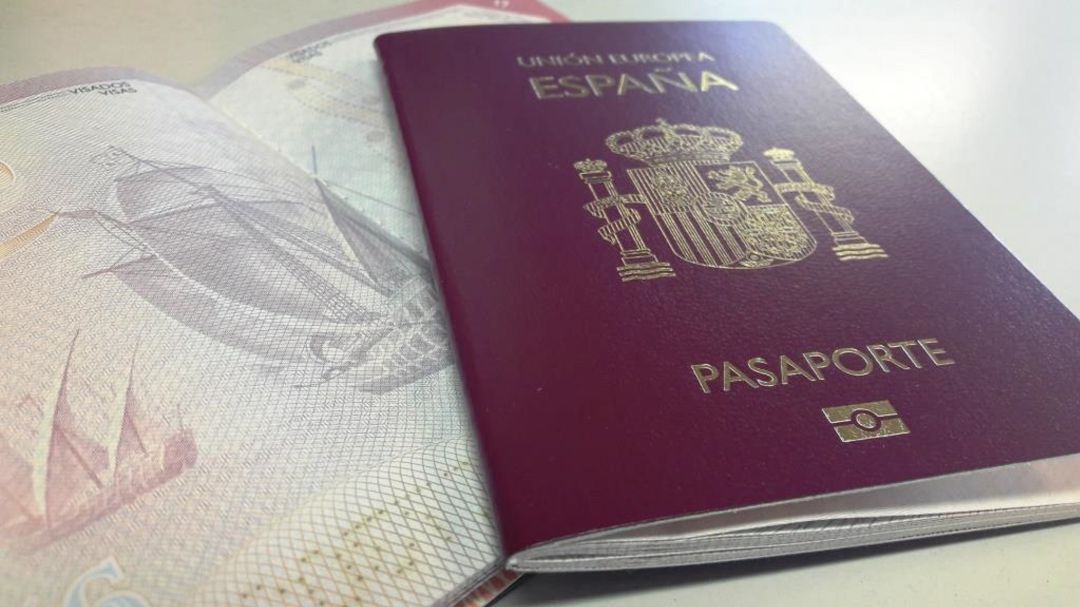 La red que agrupa a los emigrantes españoles recibe el nombre de Marea Granate por el color del pasaporte La red que agrupa a los emigrantes españoles recibe el nombre de Marea Granate por el color del pasaporte