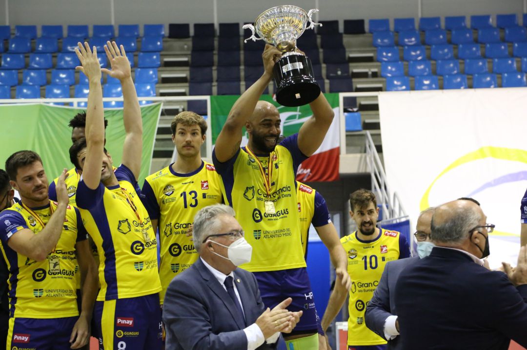 Los jugadores del Guaguas levanta la Superliga en Almería. Los jugadores del Guaguas levanta la Superliga en Almería.