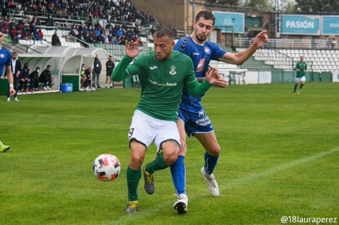 Rubén Moreno conduce el balón con la oposición de un rival Rubén Moreno conduce el balón con la oposición de un rival