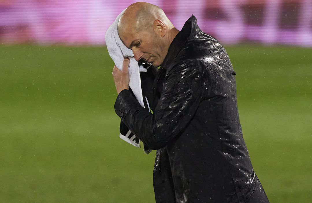 Zinedine Zidane, en el partido entre el Real Madrid y el Real Betis en la Liga Santander. Zinedine Zidane, en el partido entre el Real Madrid y el Real Betis en la Liga Santander.