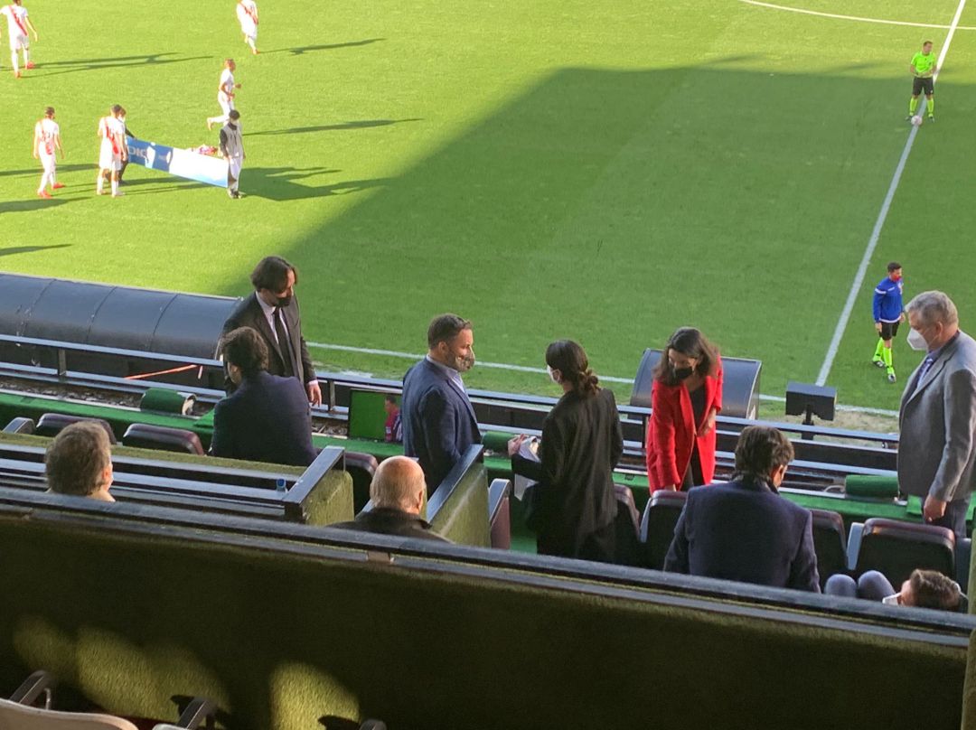 Santiago Abascal y Rocío Monasterio, en el palco del Estadio de Vallecas. Santiago Abascal y Rocío Monasterio, en el palco del Estadio de Vallecas.