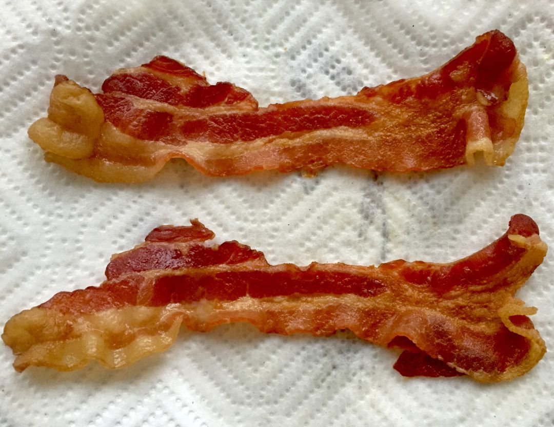 Bacon crujiente al microondas utilizando solo papel de cocina. Bacon crujiente al microondas utilizando solo papel de cocina.