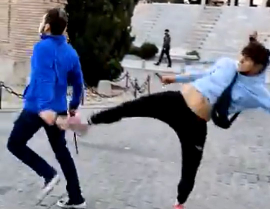 Momento en el que el joven agrede al Guardia Civil tras el mitin de Vox Momento en el que el joven agrede al Guardia Civil tras el mitin de Vox
