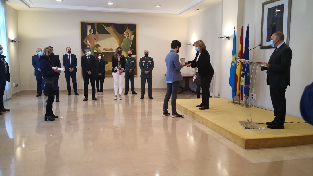 La Delegada del Gobierno, Delia Losa, hace entrega de una de las medallas a los familiares de los fallecidos La Delegada del Gobierno, Delia Losa, hace entrega de una de las medallas a los familiares de los fallecidos