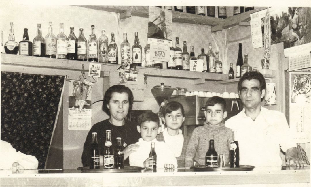 Familia trabajando en un bar en los años 70 Familia trabajando en un bar en los años 70