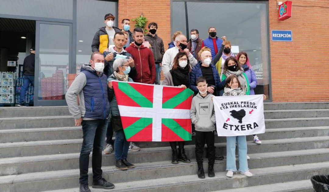 El expreso Iñaki Arakama Mendia, "Makario", expulsado de ETA en 2005, ha abandonado este domingo la cárcel de Zaballa, tras 24 años de cárcel y ocho de deportación en Santo Domingo tras su participación en las conversaciones de Argel. El expreso Iñaki Arakama Mendia, "Makario", expulsado de ETA en 2005, ha abandonado este domingo la cárcel de Zaballa, tras 24 años de cárcel y ocho de deportación en Santo Domingo tras su participación en las conversaciones de Argel.