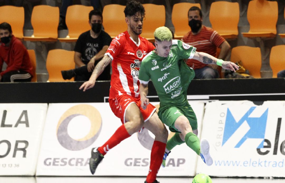Lucao pelea un balón Lucao pelea un balón
