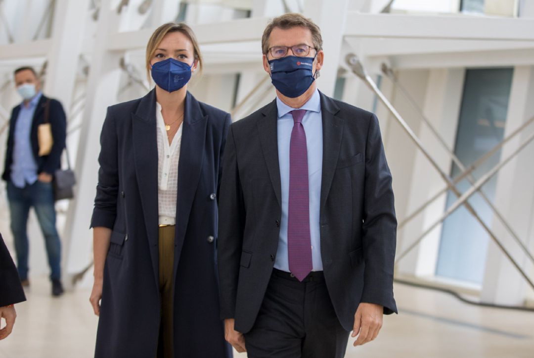 El presidente de la Xunta, Alberto Núñez Feijóo, junto a la conselleira de Política Social, Fabiola García, en un acto en la Cidade da Cultura El presidente de la Xunta, Alberto Núñez Feijóo, junto a la conselleira de Política Social, Fabiola García, en un acto en la Cidade da Cultura