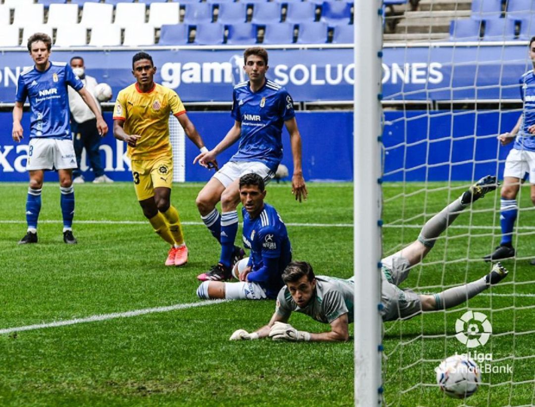 Yoel Bárcenas observa com el seu xut supera l'estirada de Femenías i va camí de gol. Yoel Bárcenas observa com el seu xut supera l'estirada de Femenías i va camí de gol.