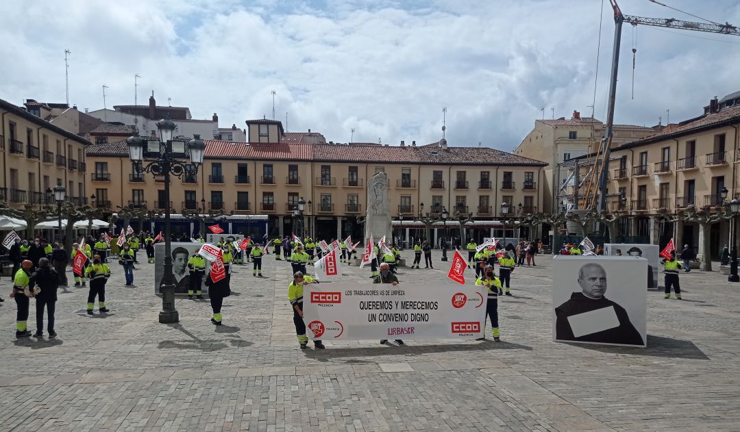 Los trabajadores de Urbaser se han concentrado en la Plaza Mayor Los trabajadores de Urbaser se han concentrado en la Plaza Mayor