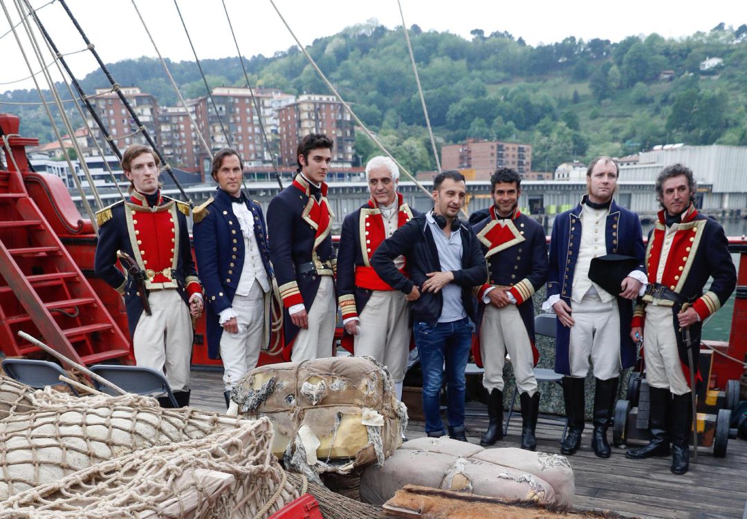 Alejandro Amenábar junto a varios extras en el barco convertido en set de rodaje Alejandro Amenábar junto a varios extras en el barco convertido en set de rodaje