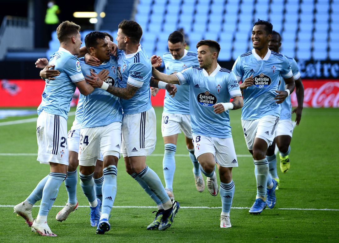 Murillo es felicitado por sus compañeros por el 2-0 Murillo es felicitado por sus compañeros por el 2-0