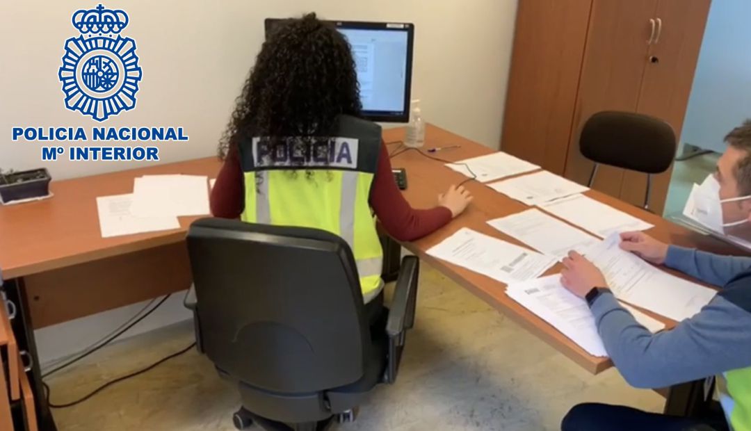 Una agente de la Policía inspeccionando documentación en un ordenador
Una agente de la Policía inspeccionando documentación en un ordenador