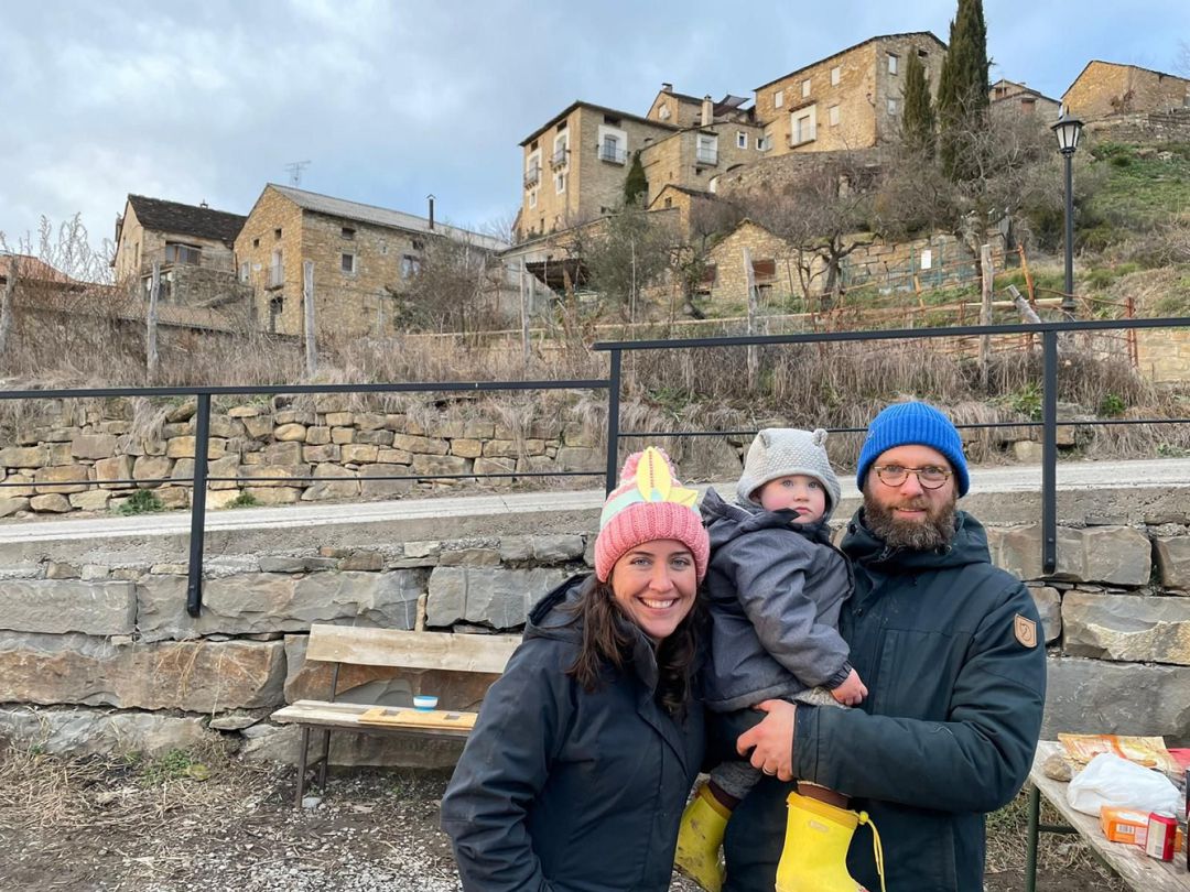 Marcela Xirinach y Jeroen Spoelstra, con su hijo, han cambiado de vida en Usana, cerca de Aínsa, en la provincia de Huesca Marcela Xirinach y Jeroen Spoelstra, con su hijo, han cambiado de vida en Usana, cerca de Aínsa, en la provincia de Huesca