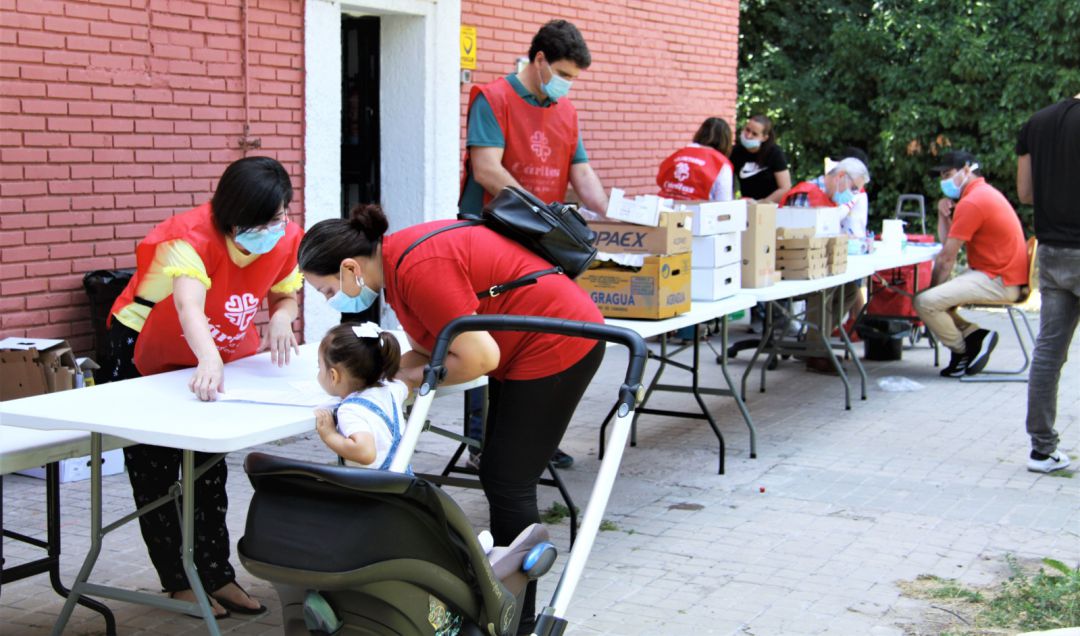 Voluntarios de Cáritas en uno de los centros de Alcalá de Henares. Voluntarios de Cáritas en uno de los centros de Alcalá de Henares.
