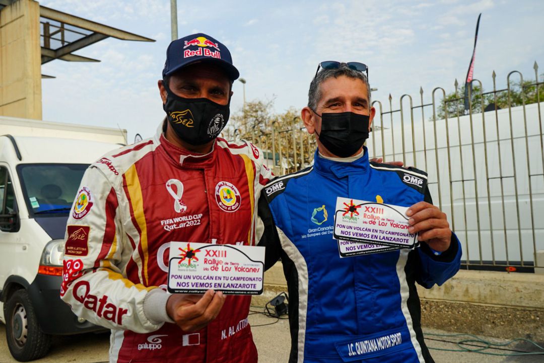 Los pilotos Nasser Al-Attiyah y Juan Carlos Quintana promocionando la prueba lanzaroteña. Los pilotos Nasser Al-Attiyah y Juan Carlos Quintana promocionando la prueba lanzaroteña.