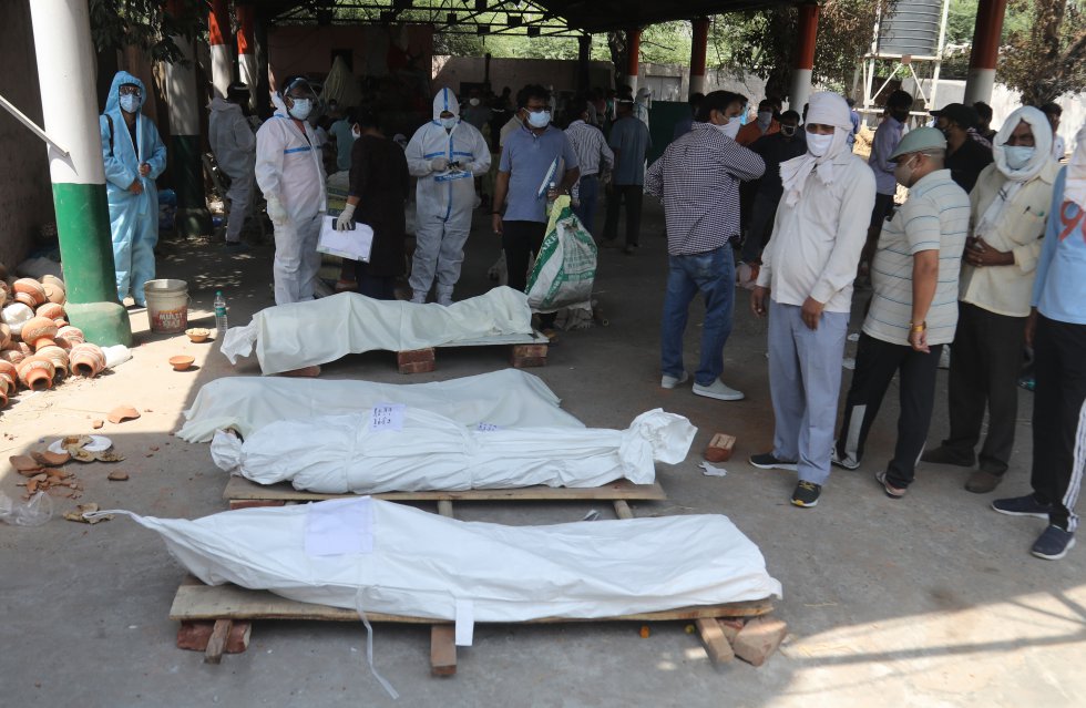 Un grupo de personas, la lado de los cuerpos de las personas fallecidas por COVID, esperan el momento de la cremación en Ghazipur. Un grupo de personas, la lado de los cuerpos de las personas fallecidas por COVID, esperan el momento de la cremación en Ghazipur.